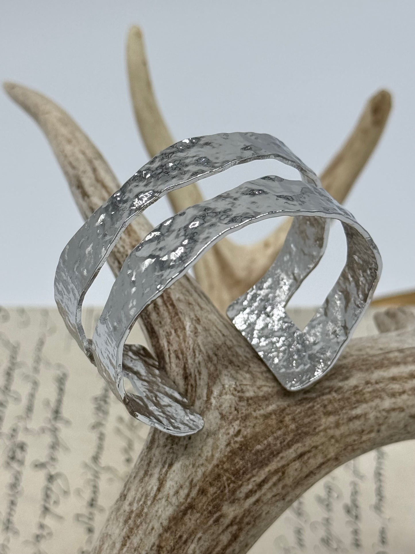 Pulsera Martillada Doble PLATEADA