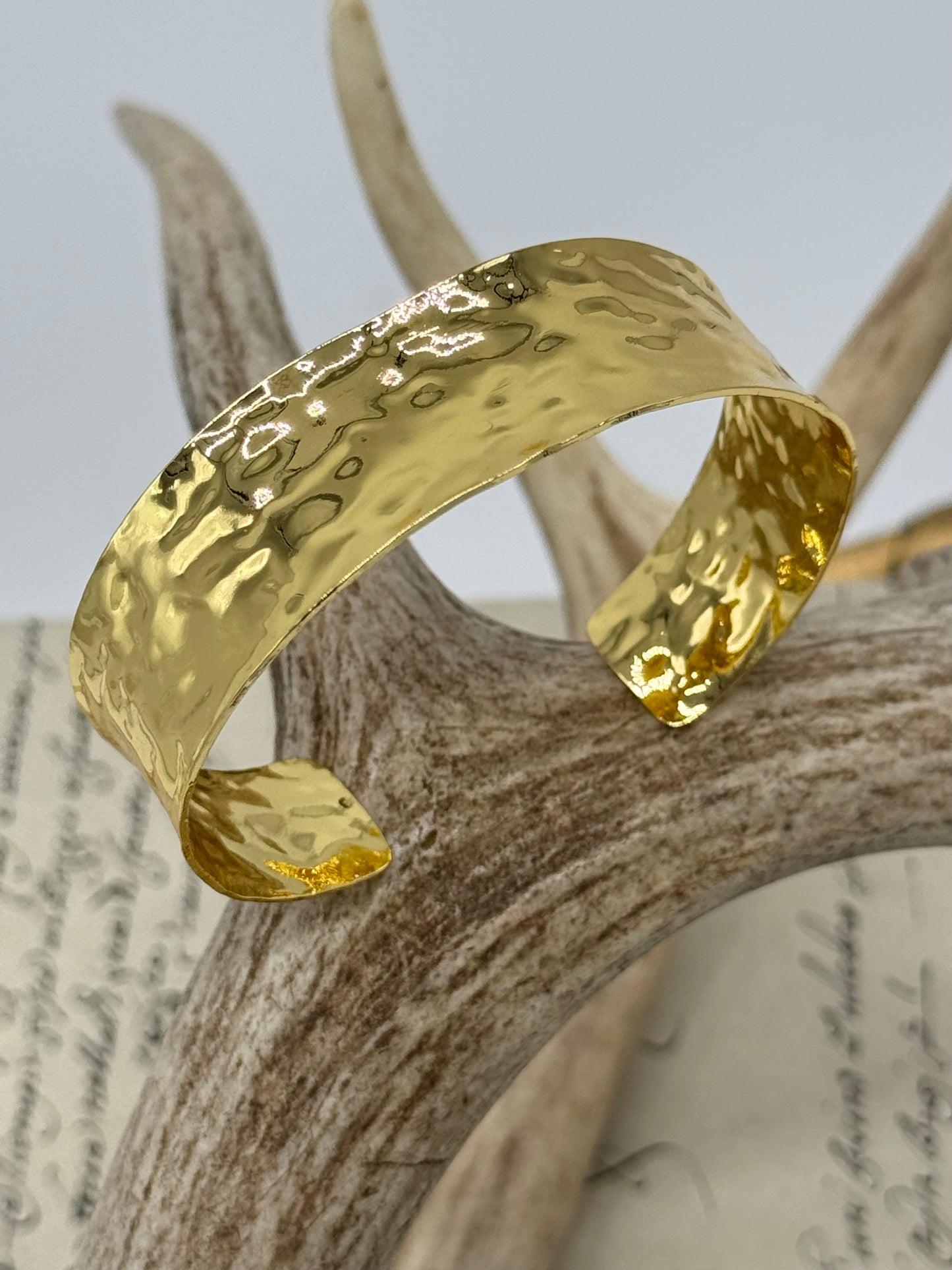 Pulsera Martillada DORADA