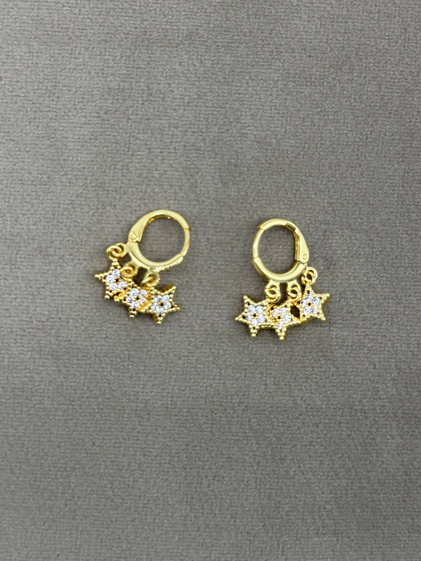 Aretes Arracada Tres Estrellas Doradas Chapa de Oro