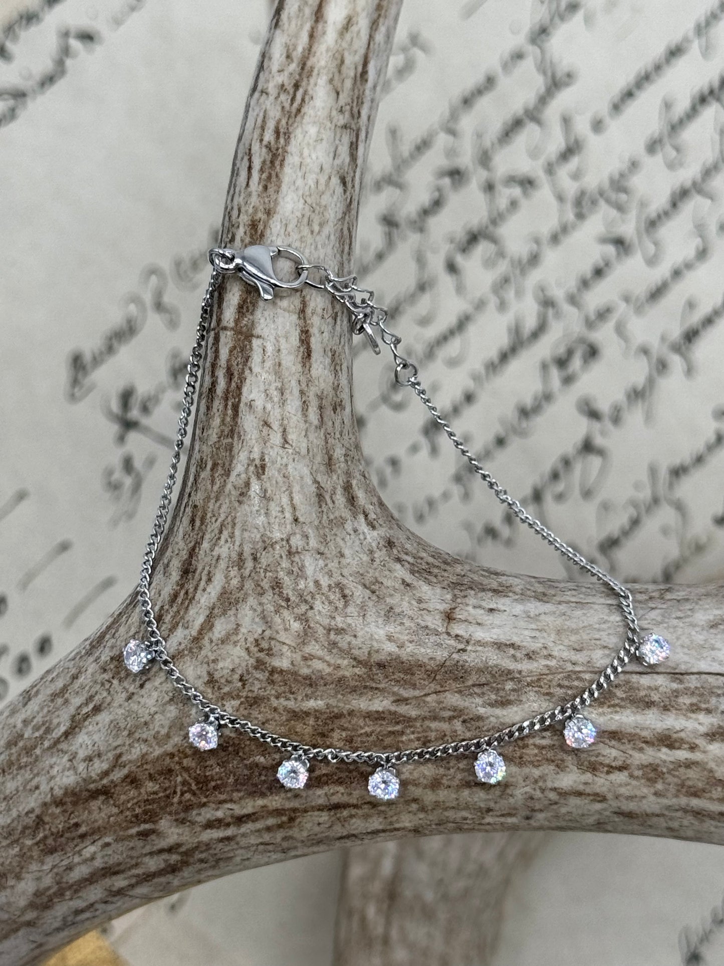 Bracelet with hanging crystals in silver-plated steel