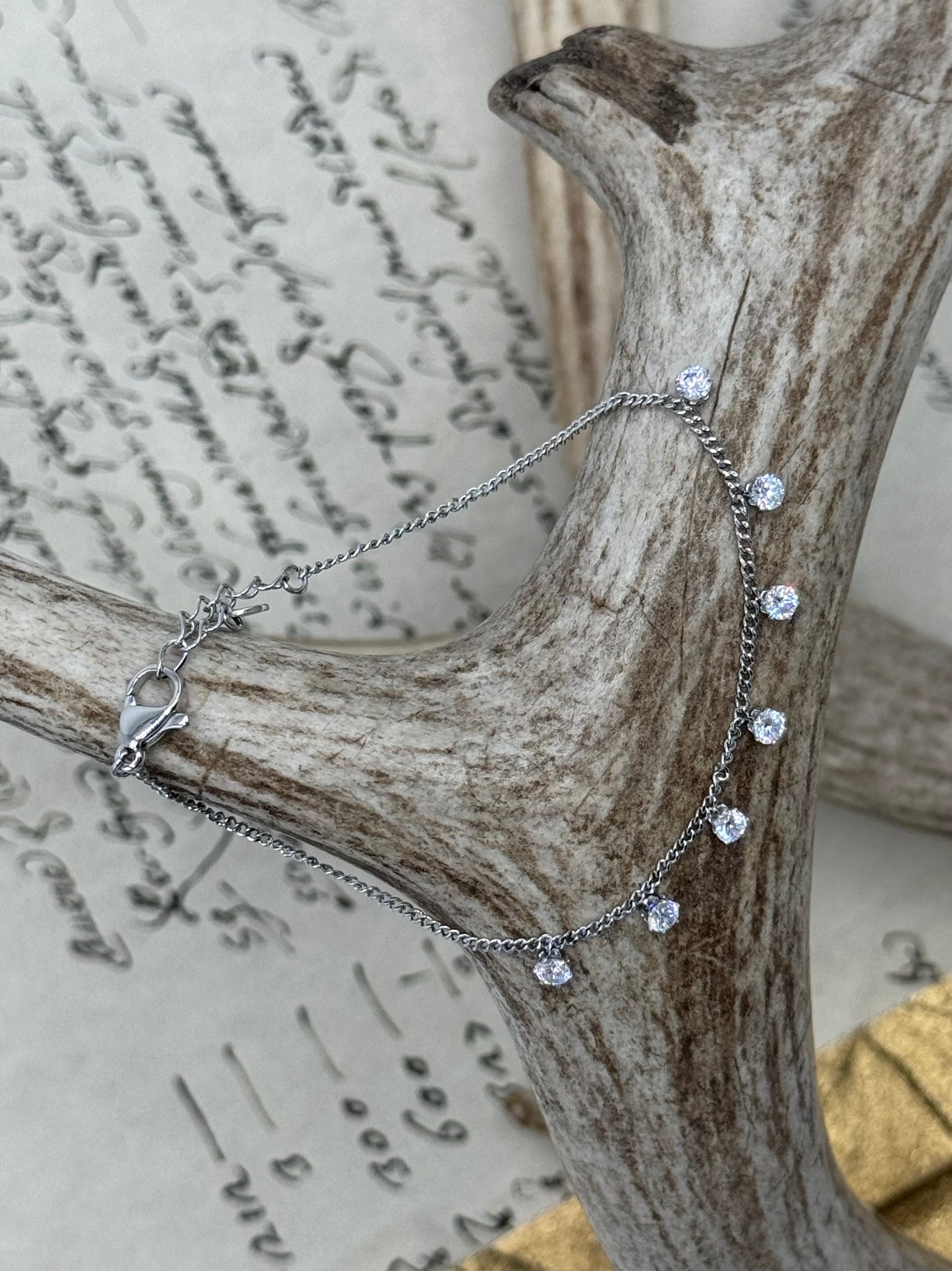 Bracelet with hanging crystals in silver-plated steel